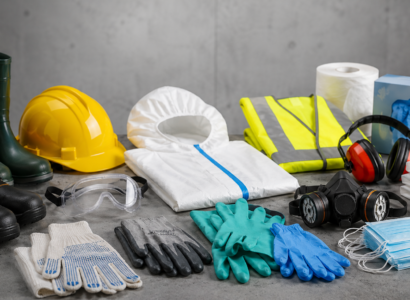 Centre logistique Medica Glow (Fournisseur EPI Tunisie) à El Mghira en Tunisie avec équipements de protection individuelle, gants nitrile et masques professionnels prêts à être expédiés.